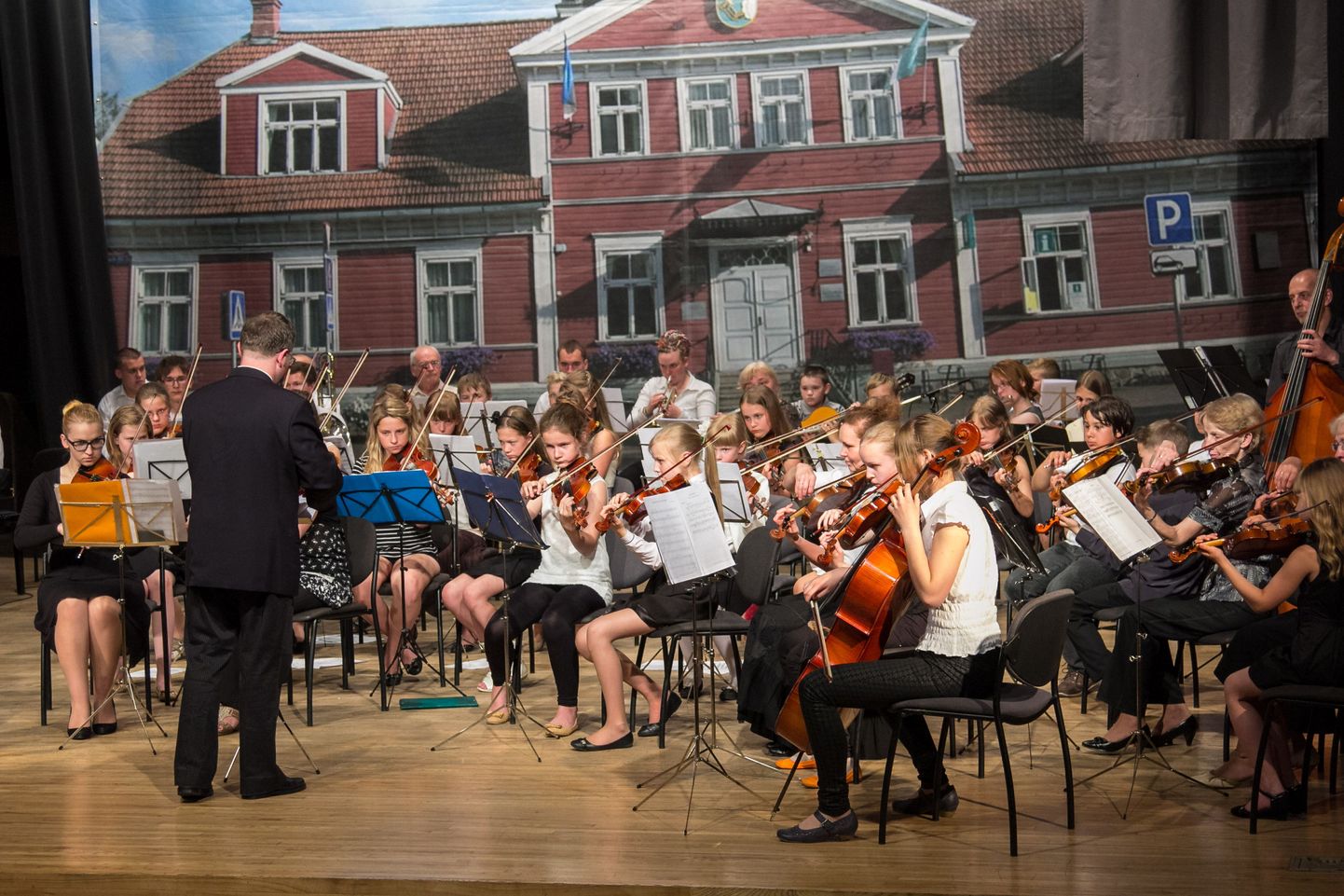 Liivimaa noorteorkestrisse on koondunud musitseerima kaheksa Lõuna-Eesti muusikakooli õpetajad ja õpilased. Muusikutel on sel aastal ees hulk vastutusrikkaid kontserte.
