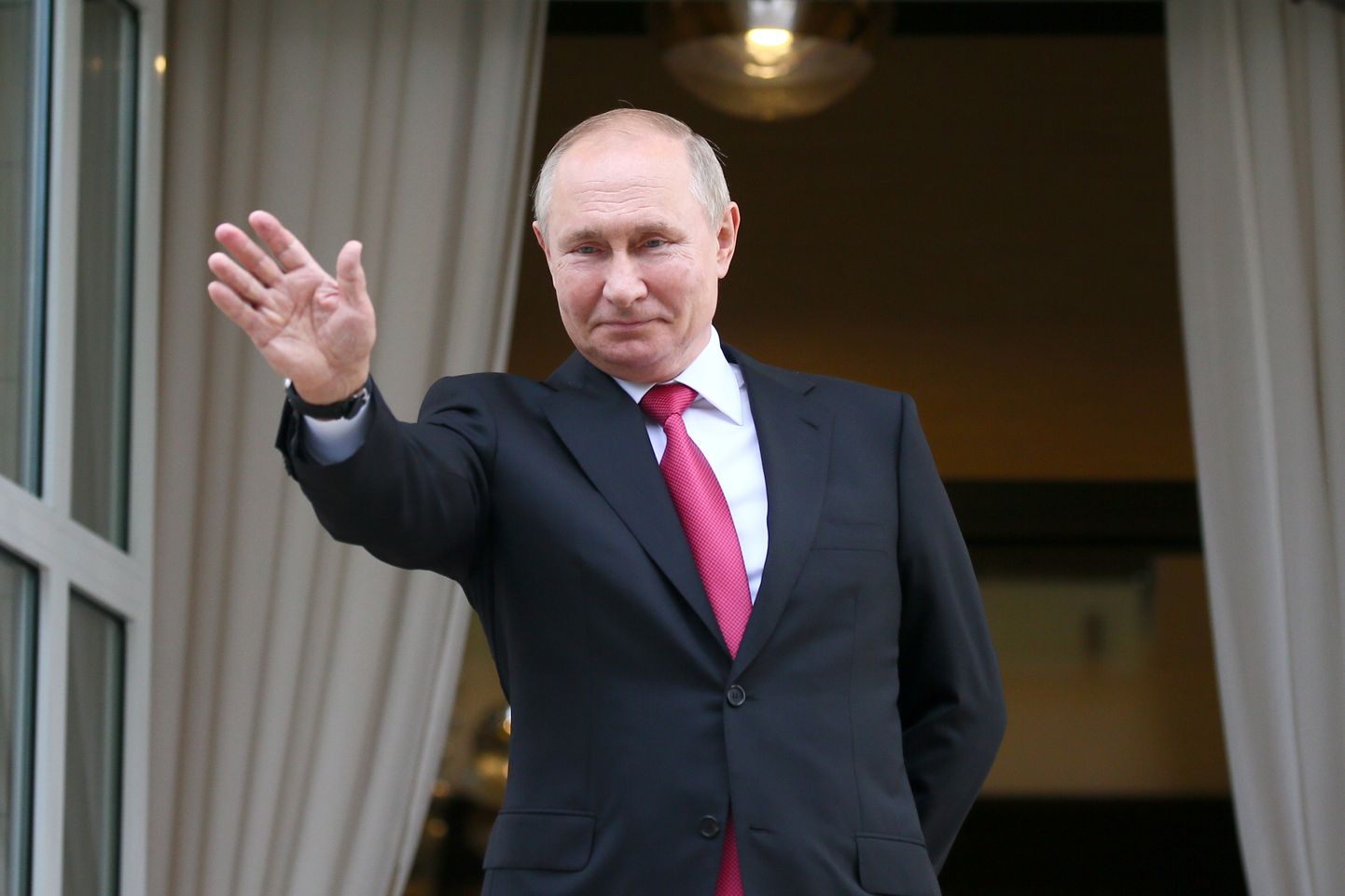 Venemaa president Vladimir Putin lehvitamas 29. septembril 2021 oma Botšarov Rutšei residentsis Türgi presidendile Recep Tayyip Erdoğanile. Seal toimus kahe riigijuhi kohtumine