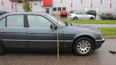 Полиция ищет очевидцев: неизвестный помял припаркованный BMW (фото)