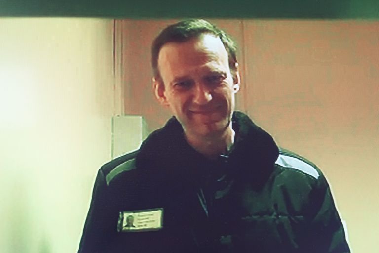 Алексей Навальный на экране во время заседания в Басманном суде Москвы, апрель 2023.