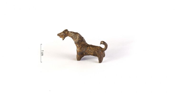 2010. aastal leiti Klooga lähedalt miniatuurne hobune, mis pärines ühest 11. sajandi I poolel randumisel kaotatud kompsust.