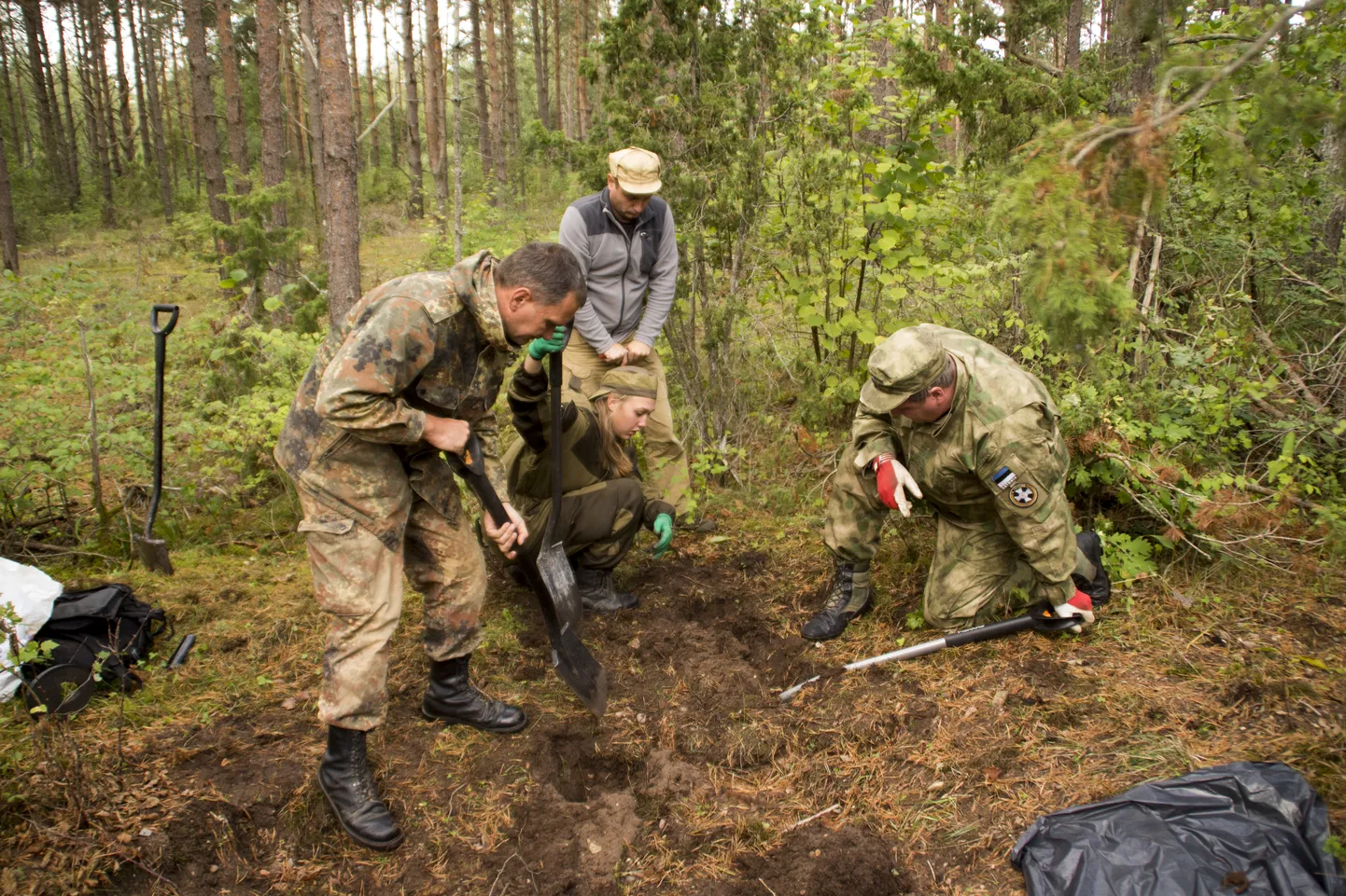 Поиском могилы летчиков занимались бойцы военно-исторического клуба FrontLine.