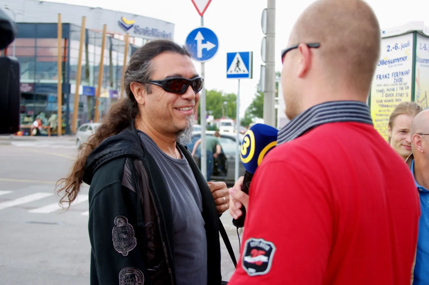 Slayeri laulja Tom Araya Tallinna sadamas TV3 uudistele intervjuud andmas