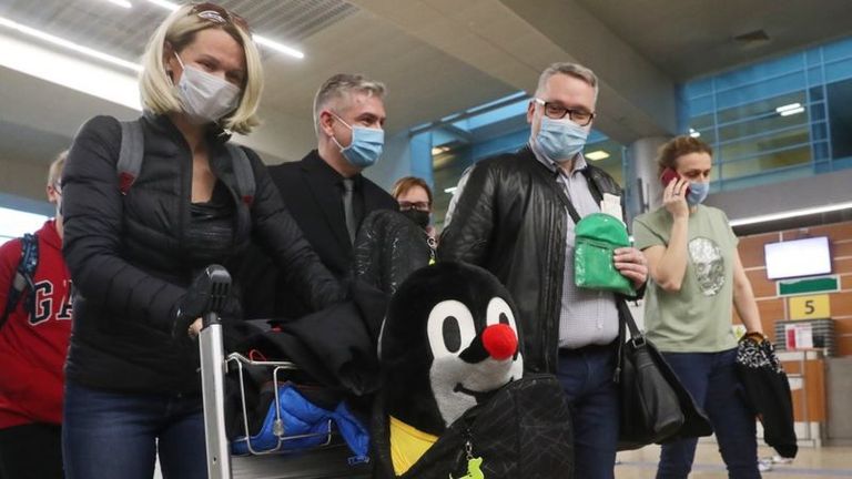 Высланные из России чешские дипломаты во время регистрации на рейс в Прагу в аэропорту Шереметьево