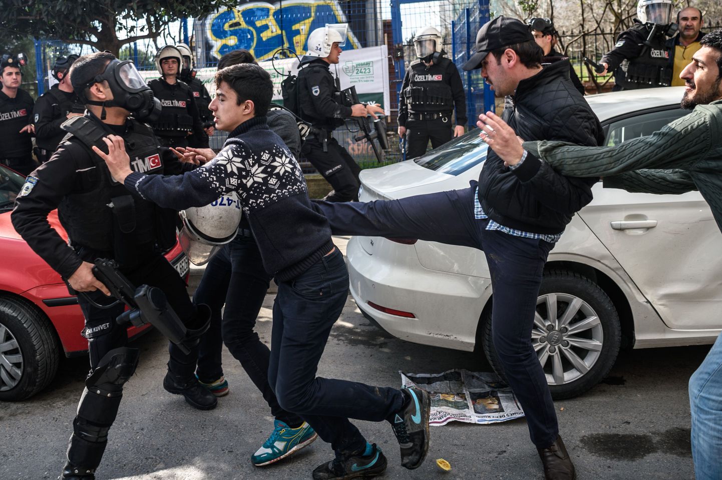 Türgi politseinik löömas meeleavaldajat.