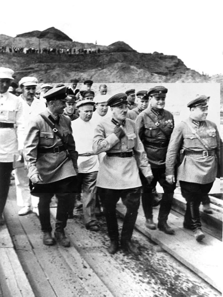 Siseasjade rahvakomissar Genrihh Jagoda tutvub vangide tööga Volga kanali ehitusel 3.09.1935, tema taga valges särgis tulevane NSV Liidu juht Nikita Hruštšov.