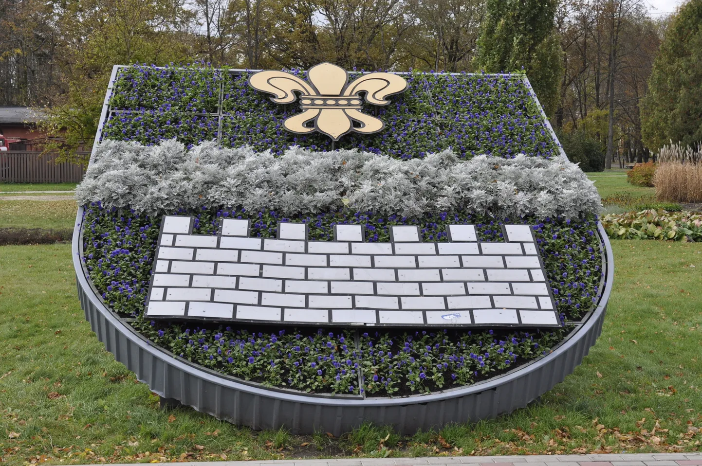 Dekoratīvā puķu dobe "Daugavpils pilsētas ģerbonis".