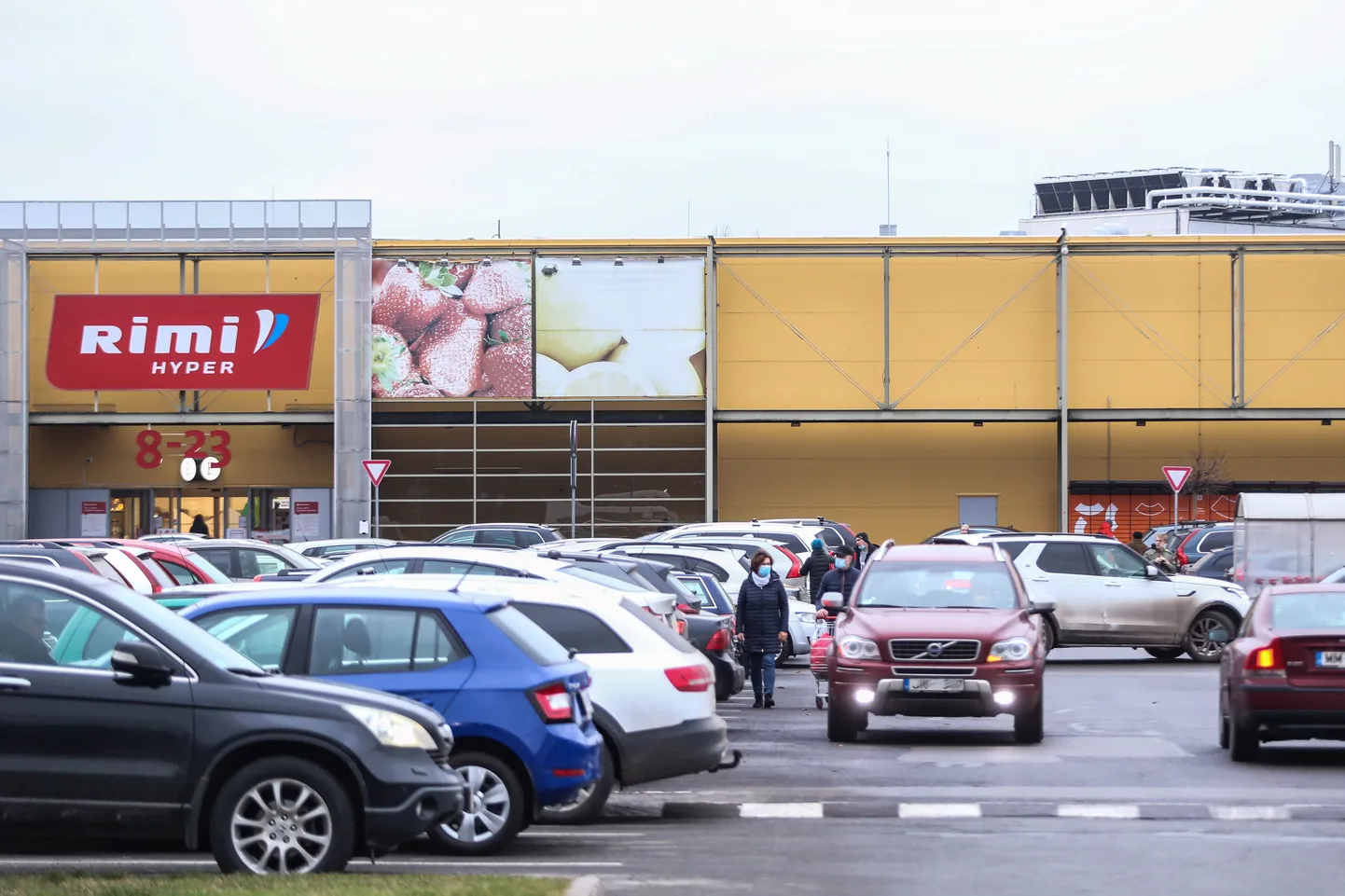 Automašīnu stāvlaukums pie tirdzniecības centra