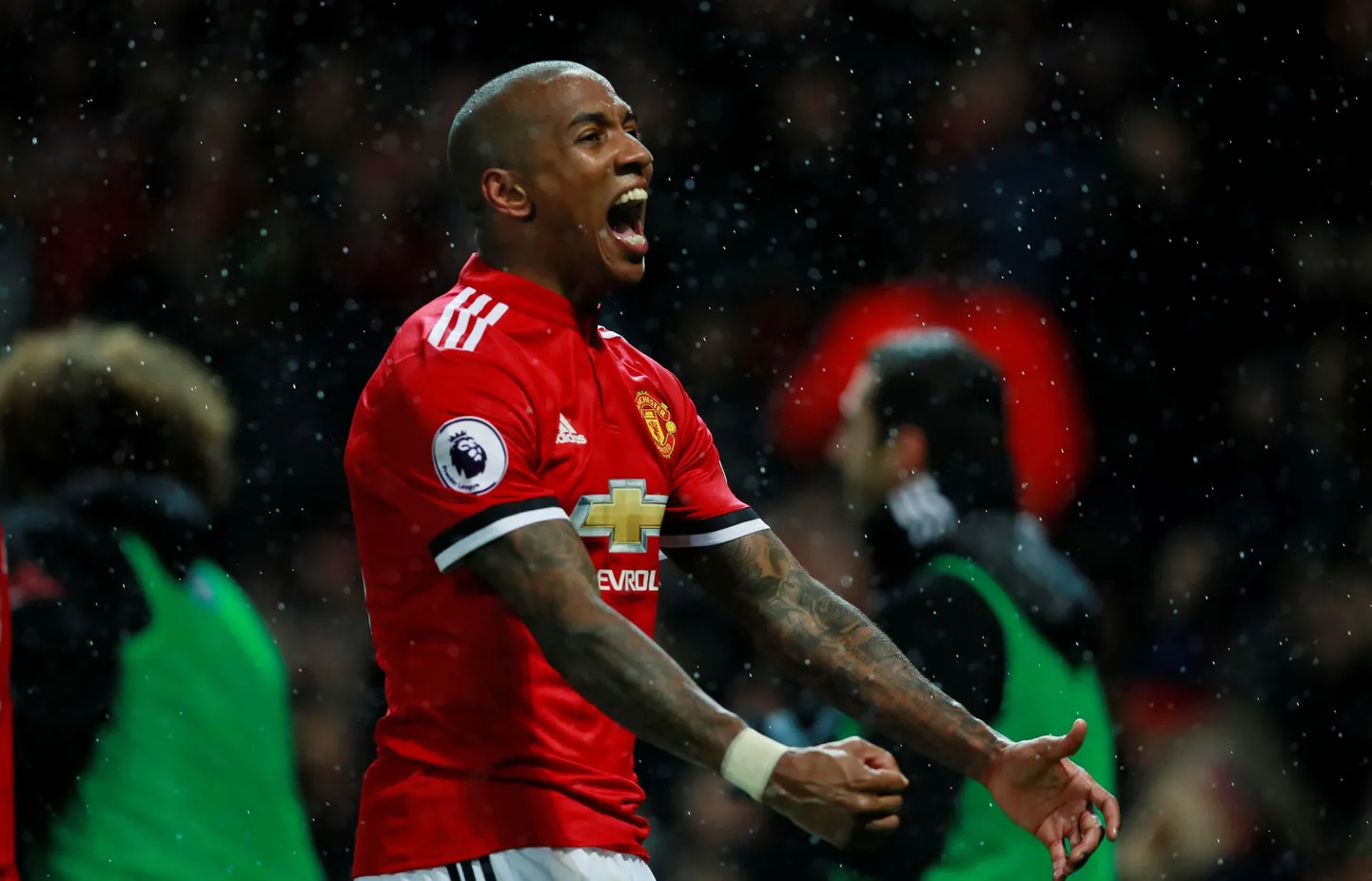 Ashley Young Manchester Unitedi võiduväravat tähistamas.