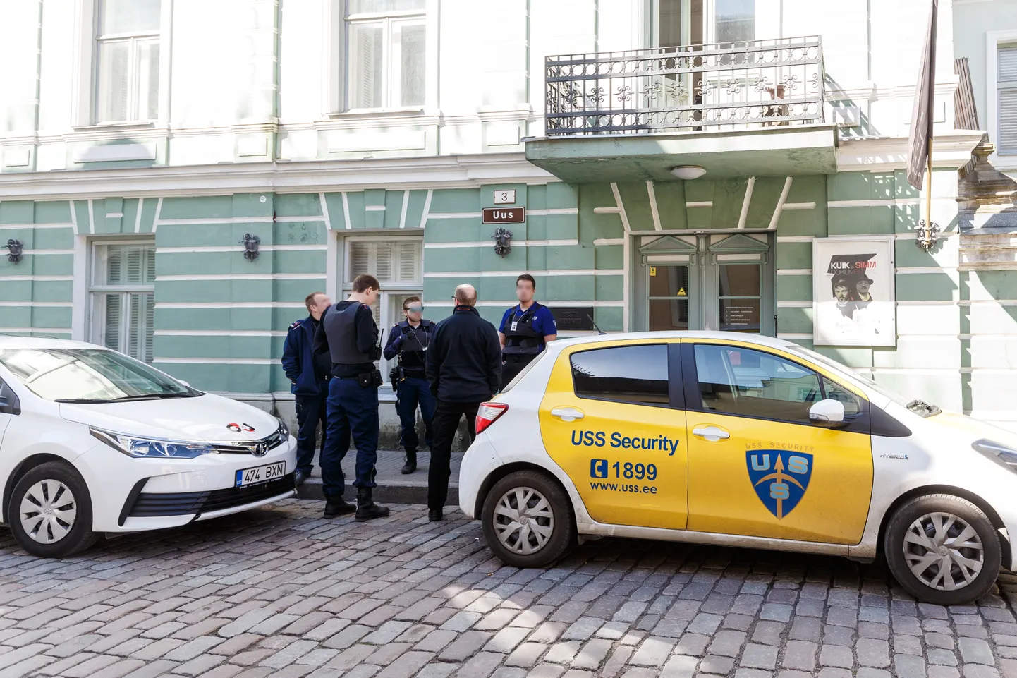 Eile hommikul saabusid turvafirmad jälle Sinilinnu ette, sest keegi askeldas kohvikuruumides. G4S jälgis, et Sinilindu tühjaks ei veeta, USS oli kohal, sest ruumid olid häiresse läinud.