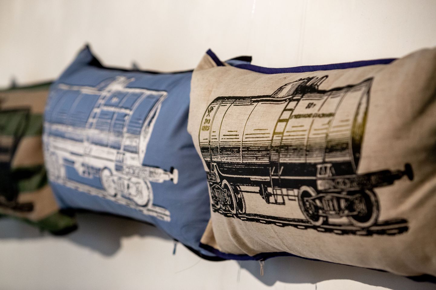 Pärnu uue kunsti muuseumis näeb Lylian Meistri tekstiilinäitust rongidest.