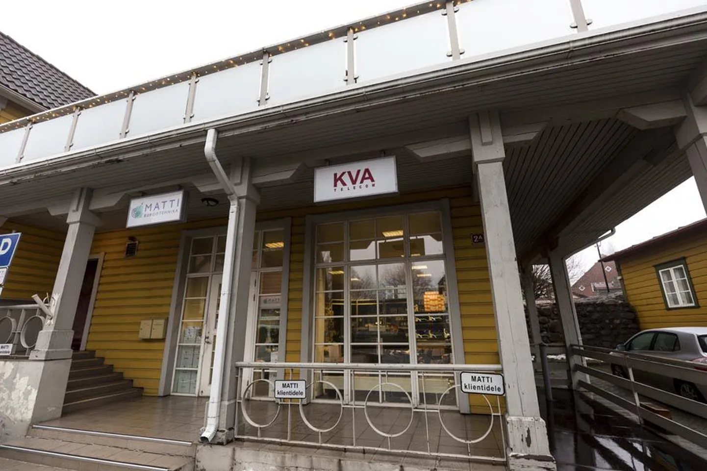 Silt Tallinna tänava sisehoovis asuva ärimaja fassaadil annab teada, et seal asub ettevõte KVA Telecom.