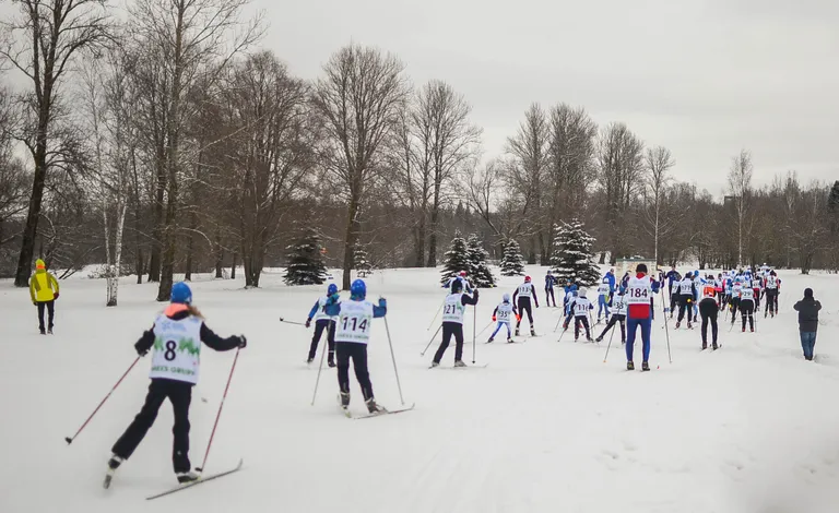 Tillukesed suusatajad eilse Lemeksi suusasarja vabatehnikasõidus nn Lauri ringil.