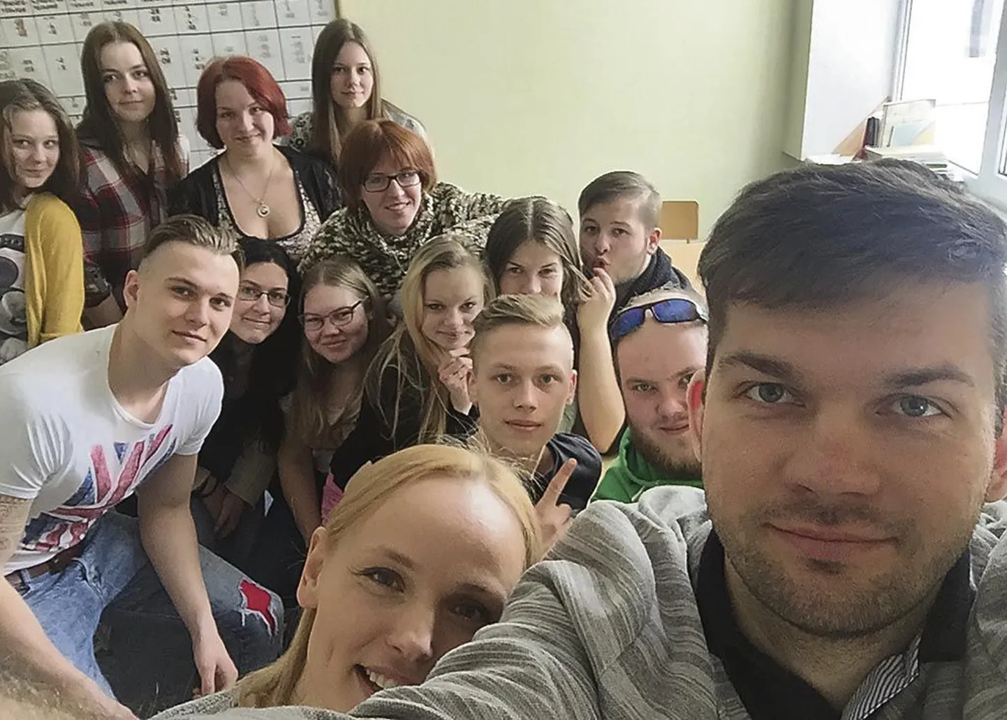 Pärnu Postimehe ajakirjanikud ja Vändra gümnaasiumi kümnendikud tegid oma tunnist karjääripäeval rõõmsa selfie. Esiplaanil reporter Lauri Habakuk.
