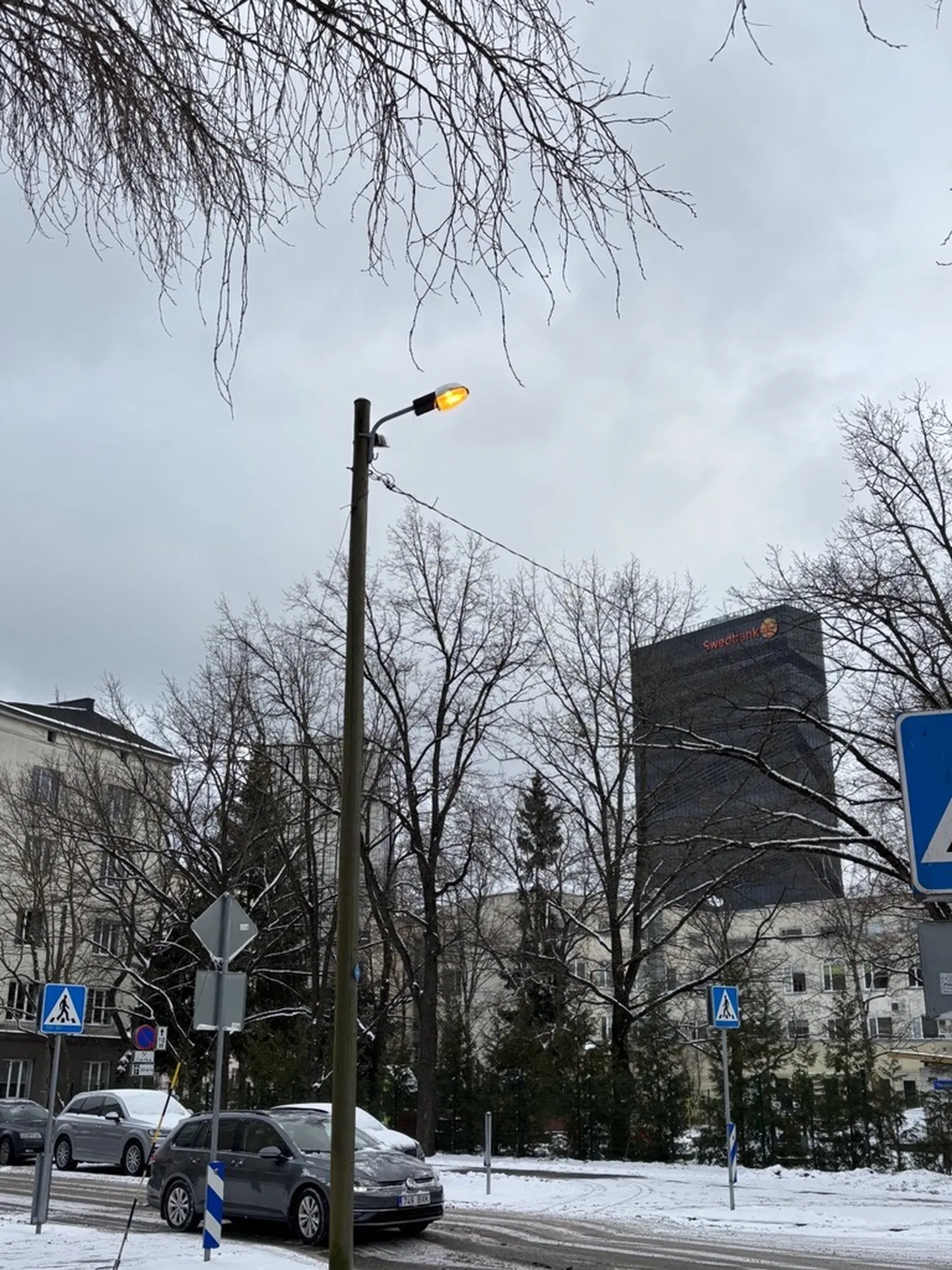 Tänavavalgustus päise päeva ajal
