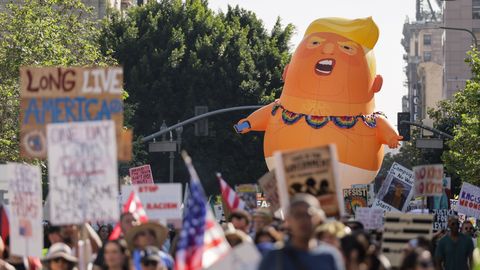 ASV protestos pret Trampu piedalās astoņi miljoni, apgalvo rīkotāji