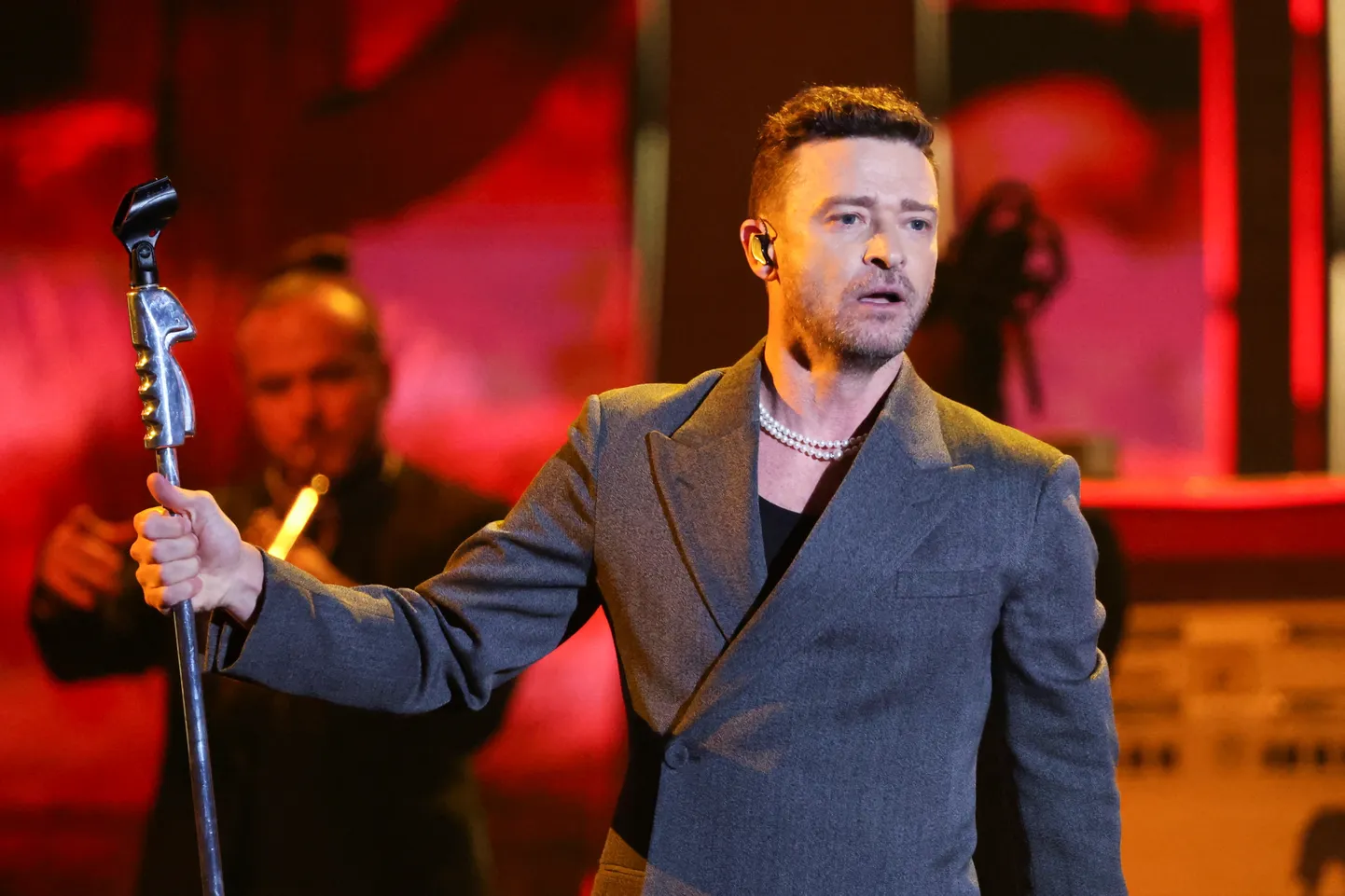 Popstaar Justin Timberlake esineb järgmisel suvel Tallinna lauluväljakul, kuid praegu edeneb tema turnee üle kivide ja kändude.