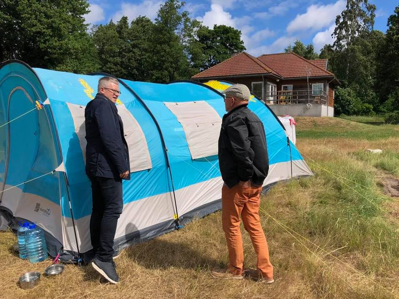 Министр государственного управления Янек Мягги изучает палатку уборщицы Рухнуской школы.