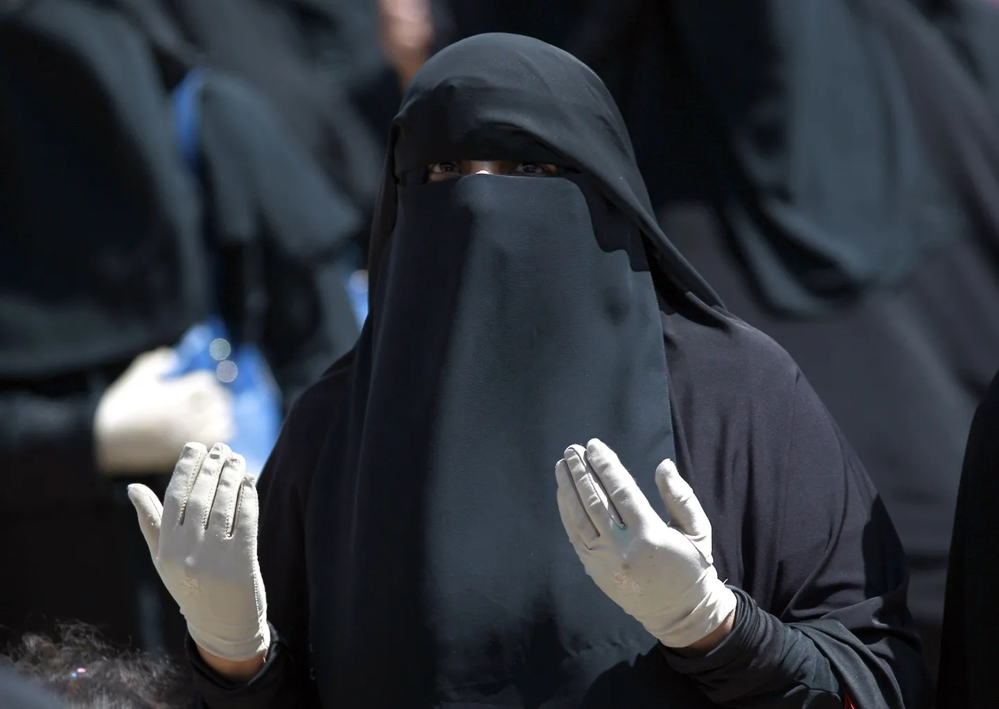 Niqabi kandev naine.