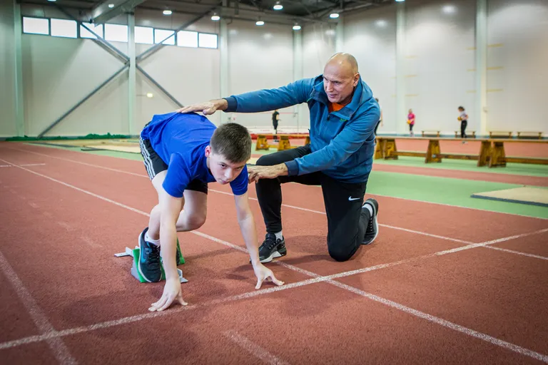 JUHENDAMAS: Treener Laide näitab ühele oma lootustandvamale õpilasele Ron Sebastian Puiesteele õiget stardiasendit.