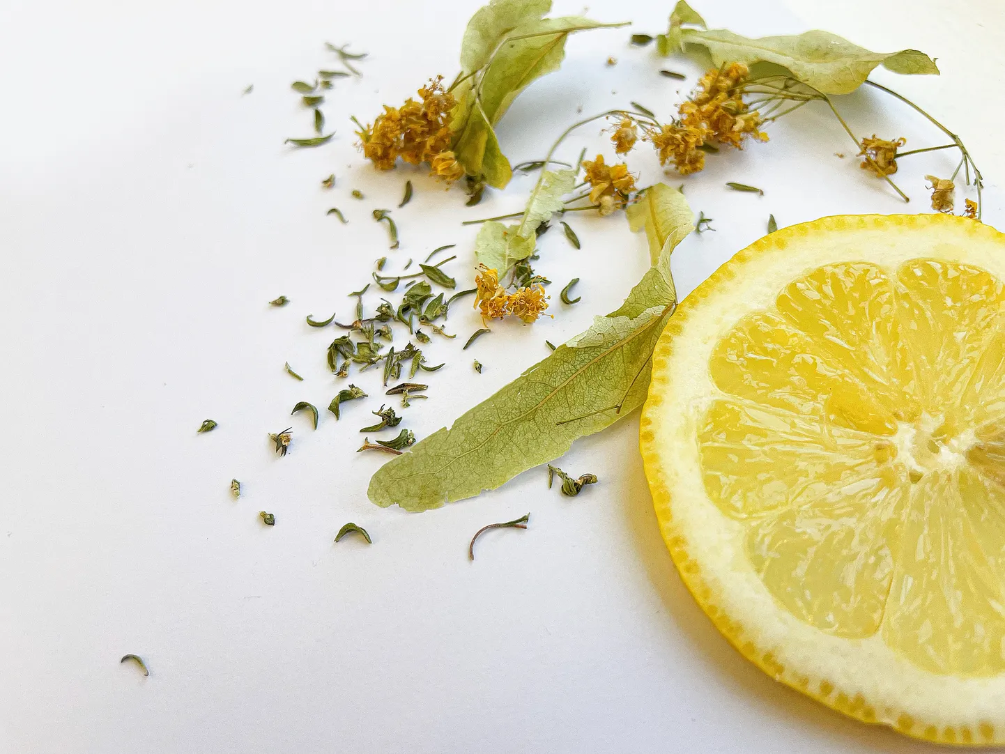Oluline on rohke vitamiinide manustamine, eriti C-vitamiini. Üks suurimaid C-vitamiini allikaid on kindlasti sidrun, mida lisati veele või teele.