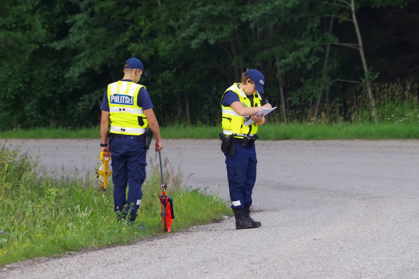 Politseinikud liiklusõnnetuse sündmuspaigal töötamas.