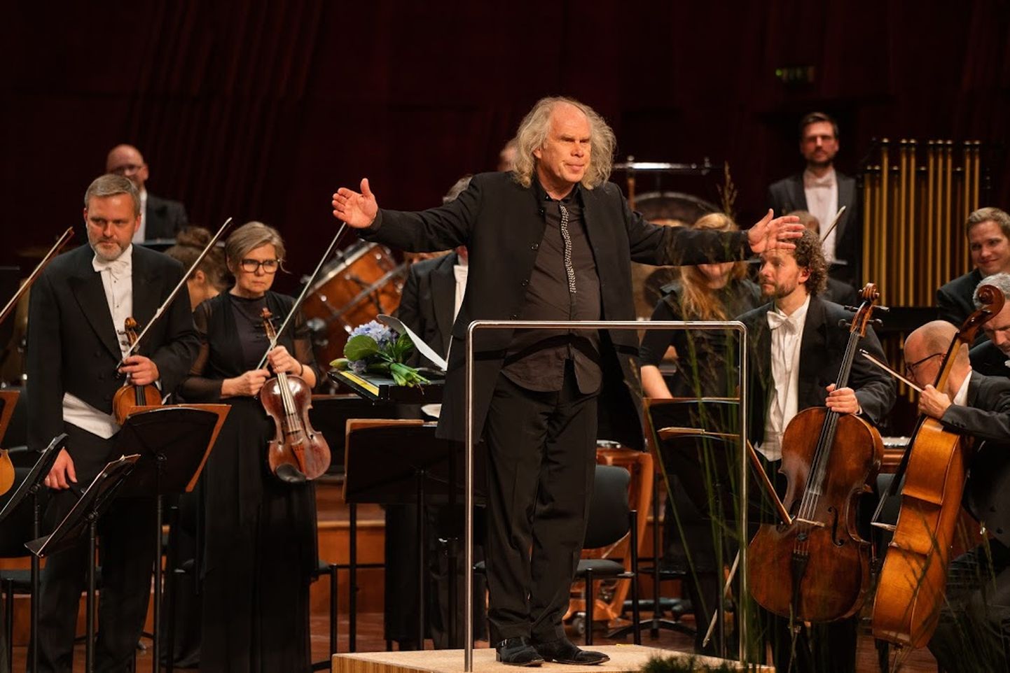 Эстонский национальный симфонический оркестр и дирижер Андрес Мустонен принимали аплодисменты и, в свою очередь, благодарили публику.