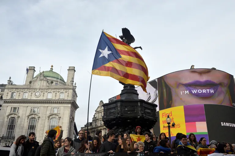 Kataloonia iseseisvumist pooldavad meeleavaldajad Suurbritannias Londonis.