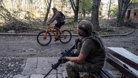 Ukrainas armija svētdien nogalinājusi vai ievainojusi 1090 krievu iebrucējus