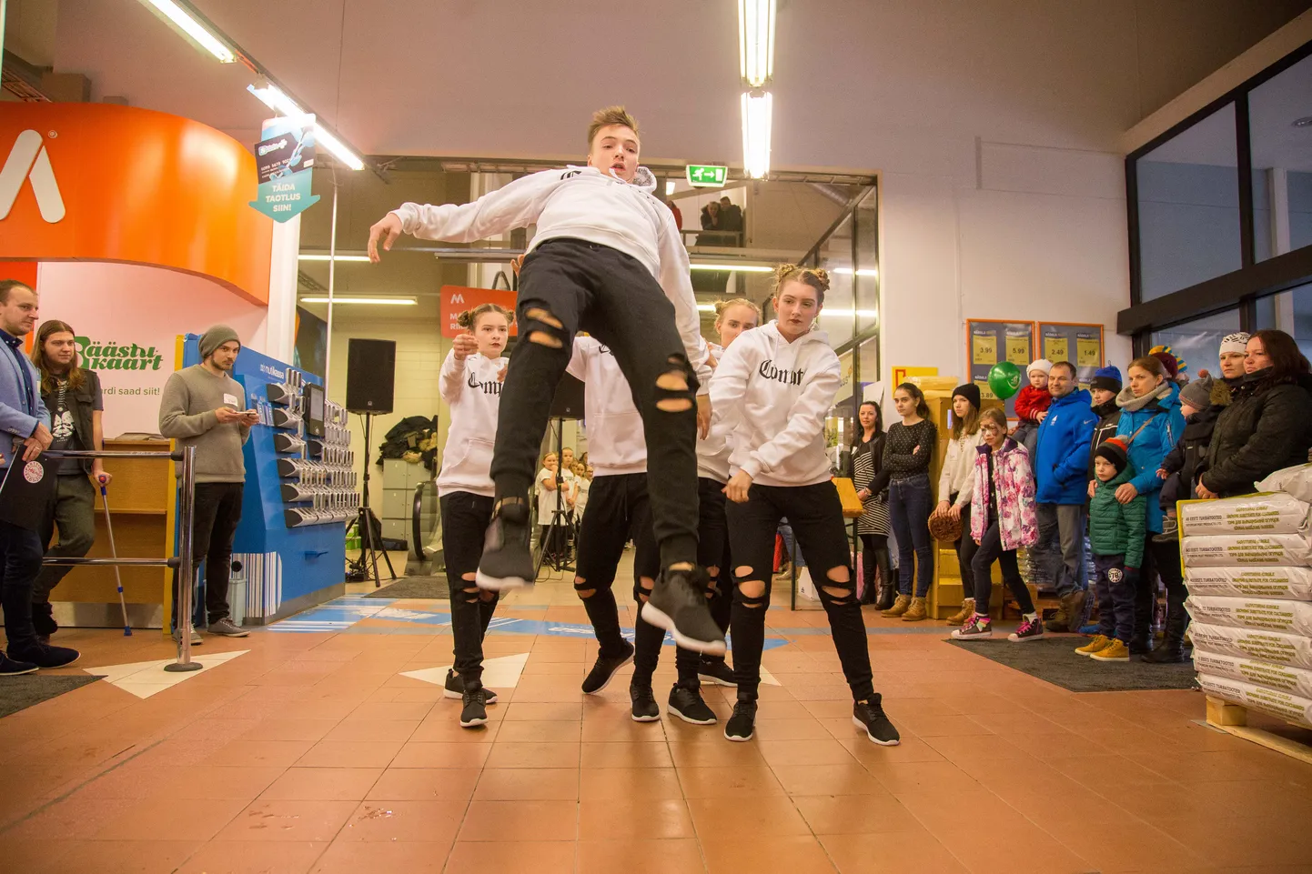 Paide Maksimarketis hakkab sünnipäeval juhtuma asju, mida seal tavaliselt ei juhtu.
