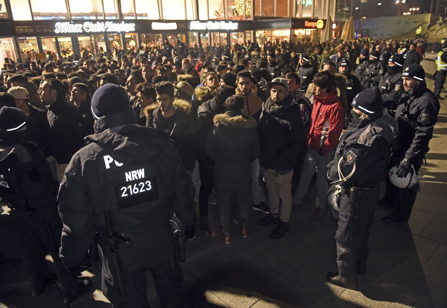 Politsei ja uue aasta vastuvõtjad Saksamaal Kölnis