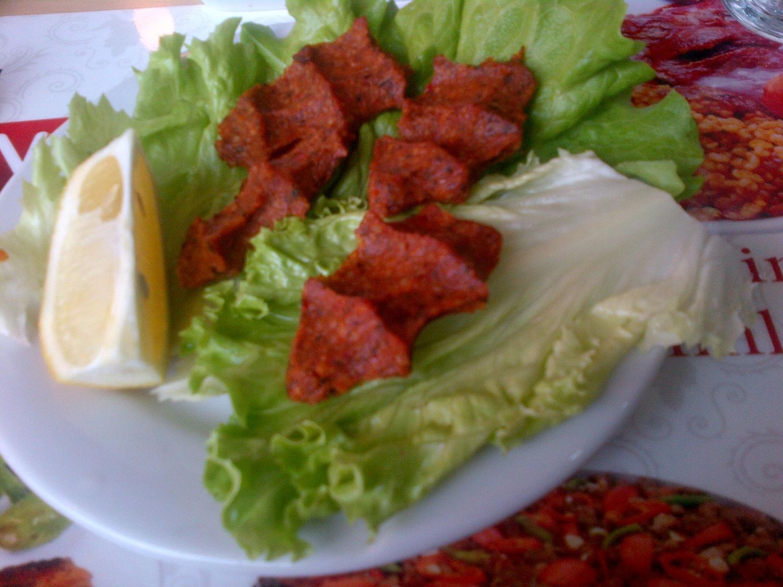Lihapalle armastatakse Türgis vahel süüa ka Karlssonile ennekuulmatul kujul ehk toorelt. See roog kannab nime çiğ köfte. 