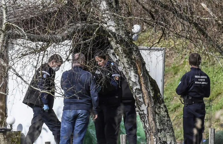 Prantsuse kriminaalpolitsenikud paigas, kust leiti Maëlys de Araujo surnukeha