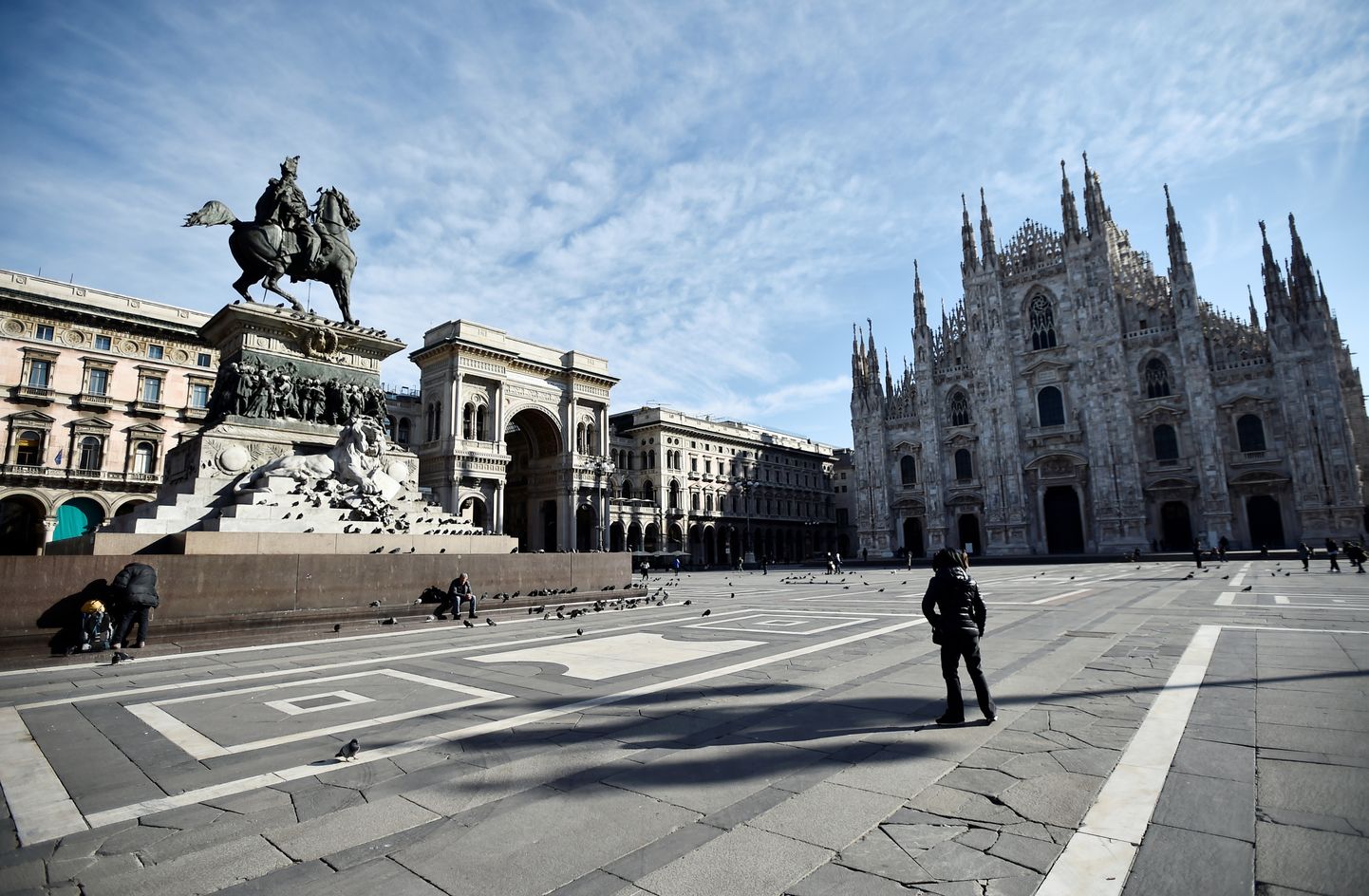 Itaalia Milano kuulsa katedraali juures on näha vaid mõnda inimest