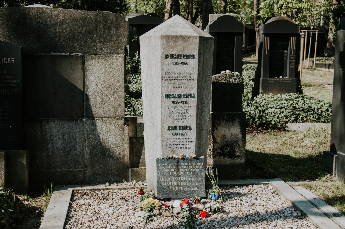 Franca Kafkas kaps Jaunajā ebreju kapsētā Prāgā.