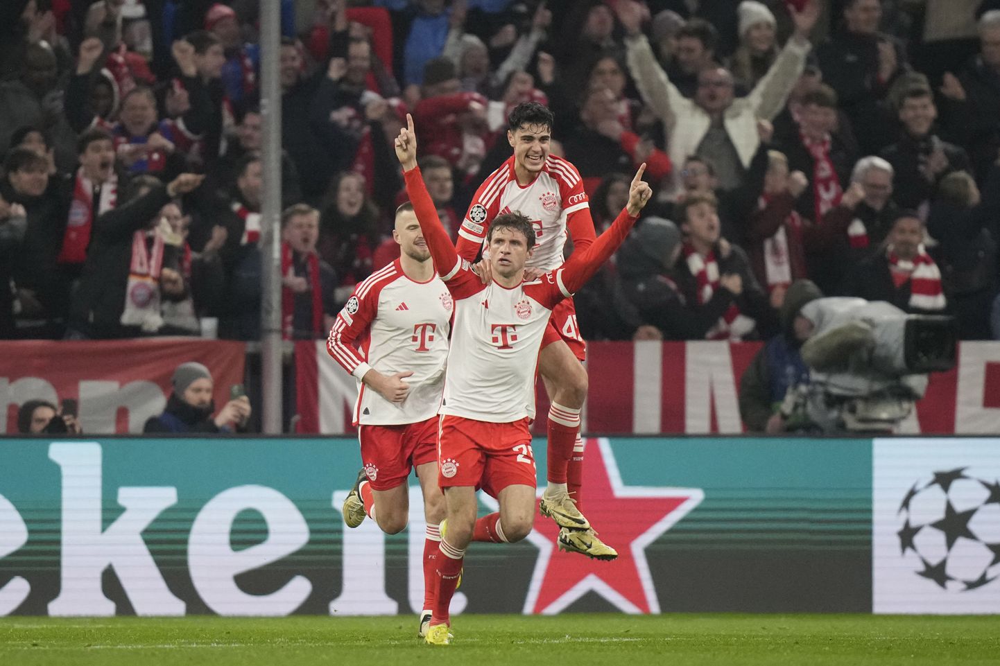 Müncheni Bayern edenes raskest seisust veerandfinaali.