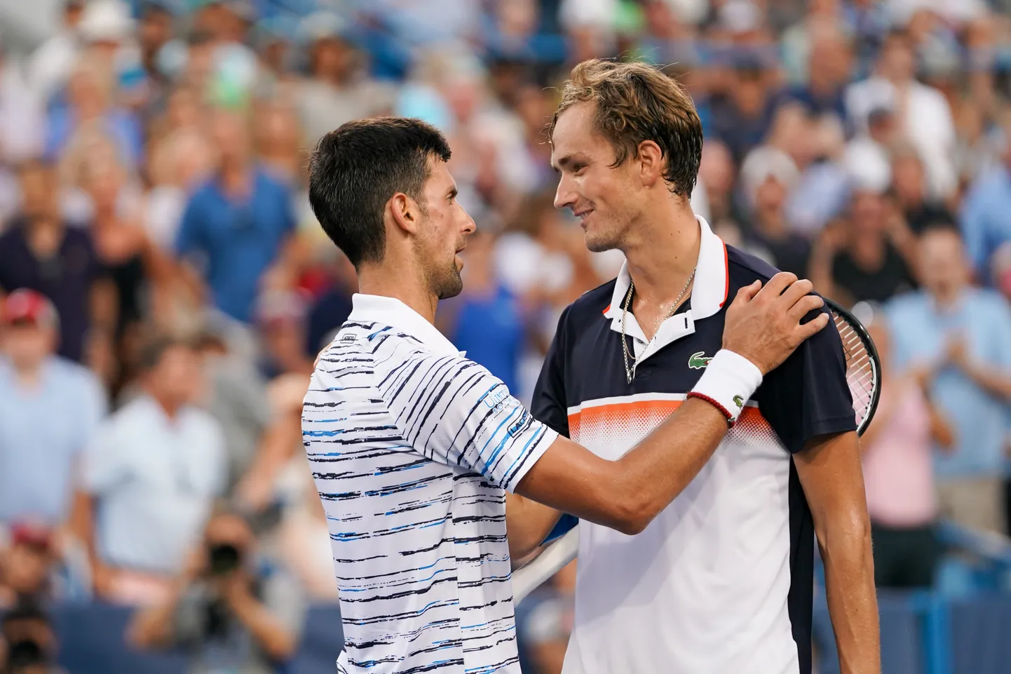 Novak Djokovic (vasakul) õnnitleb Daniil Medvedevit.