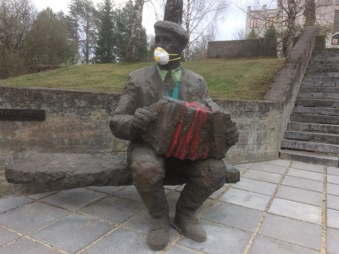 Lõõtsakuninga Karl Kikka maskis kuju Põlvas.