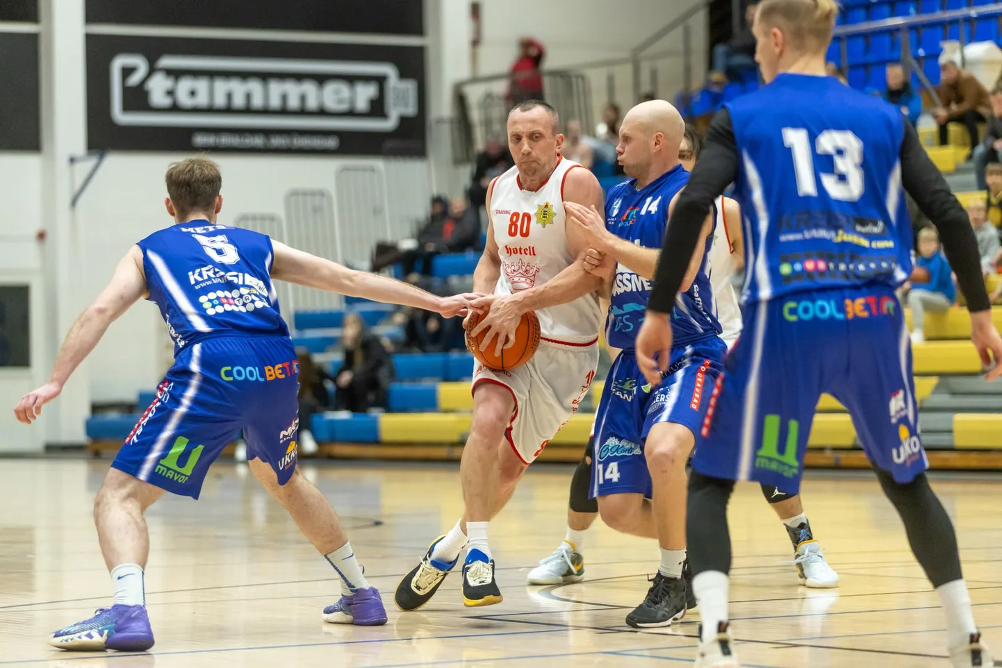 Kossulegend Sven Pugonen (palliga) vedas SKA/Päästekooli meeskonna karikafinaalis võidule.