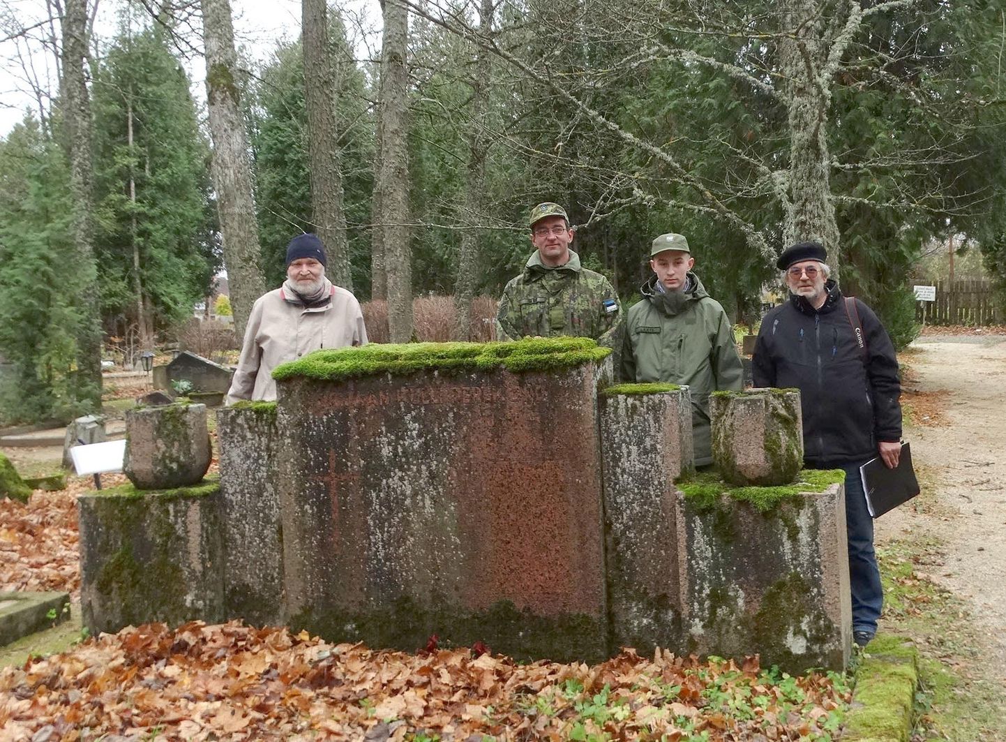Mati Strauss (vasakult), Rünno Savir, Robin Martti Lääts ja Ain Krillo kohtusid hiljuti Põltsamaa kalmistul Vabadussõjas esimesena langenud Hans Kulli hauaplatsil.