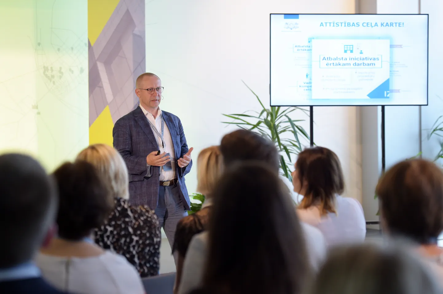 Ekonomikas ministrijas valsts sekretārs Ēriks Eglītis piedalās VAS "Valsts nekustamie īpašumi" Klientu forumā, kurā iepazīstina ar uzņēmuma jauno stratēģiju, kā arī ar koncepciju "Nākotnes birojs", kas paredz jaunu pieeju darba vides veidošanai publiskajā sektorā".