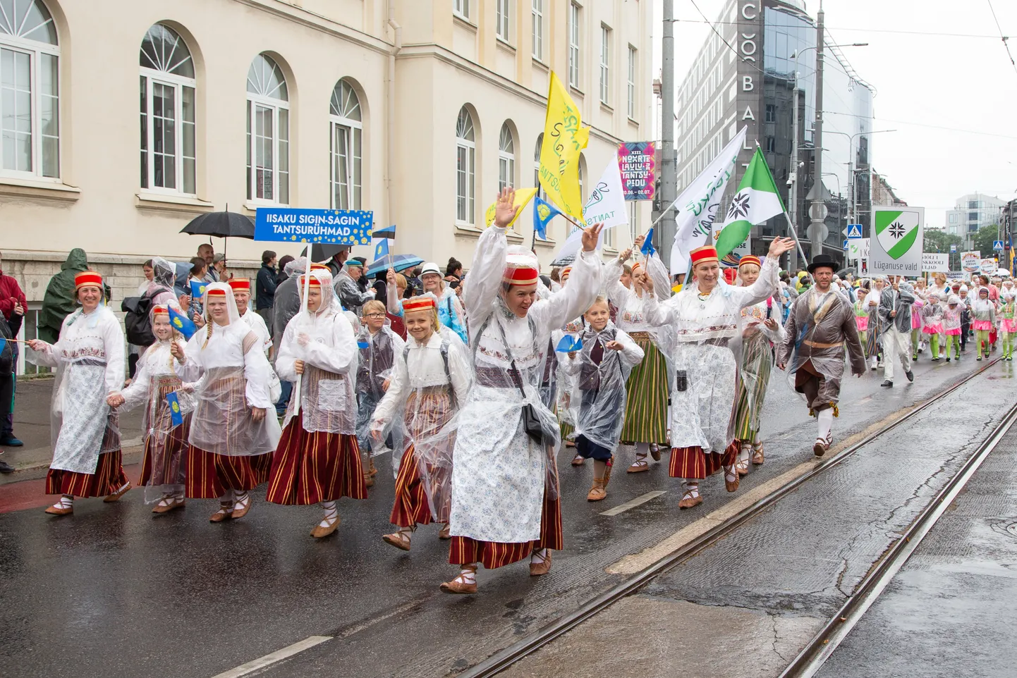 Ida-Virumaa kolonn marssimas lauluväljakule, esiplaanil Alutaguse valla delegatsioon. Möödunud nädalavahetusel peetud XIII noorte laulu- ja tantsupeol esines kokku üle 30 000 laulja, tantsija ja pillimängija, keda vaatas kolm korda rohkem inimesi.