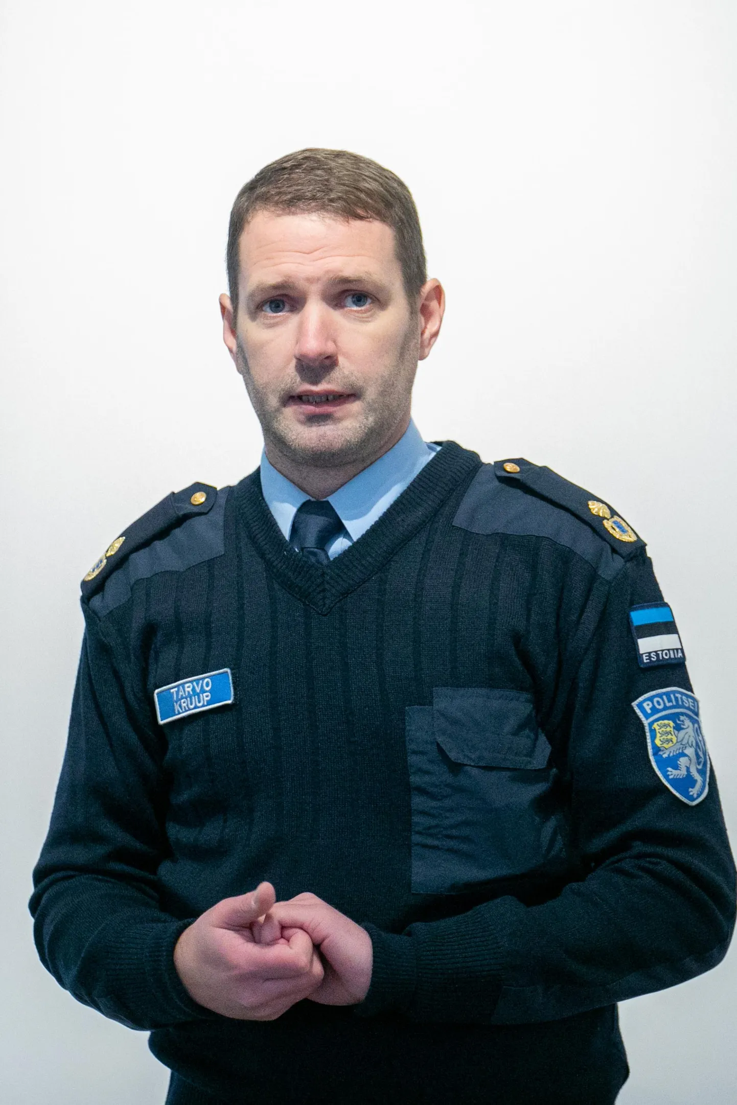 Ida prefekt Tarvo Kruup, kes kunagi elas ja käis koolis Väike-Maarjas, aitas loosida esimest selle aasta valla tänupreemia saaja.