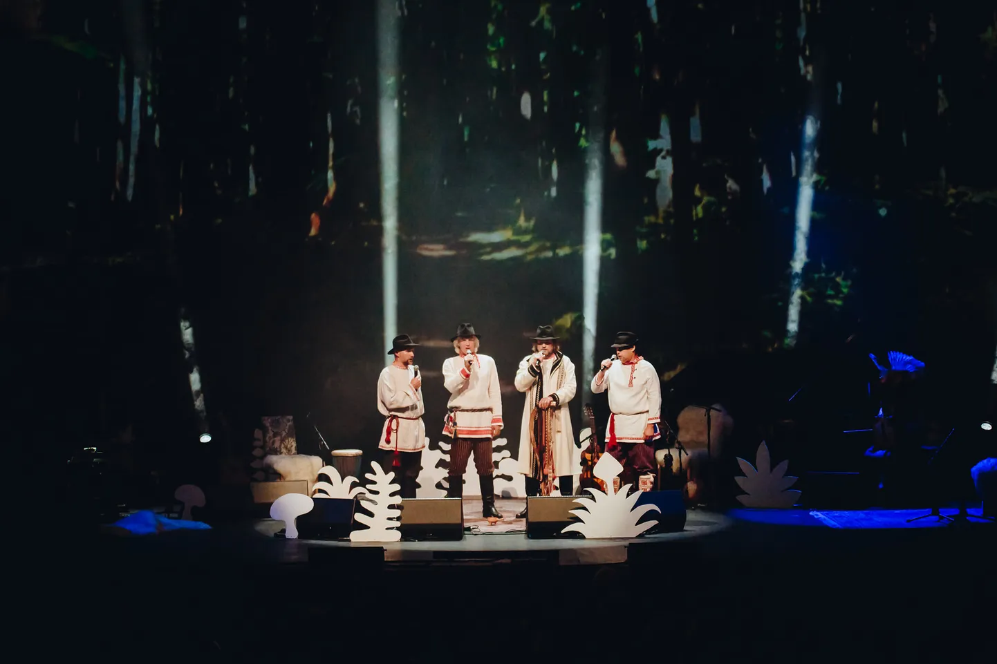 Seto laulumehed 17. septembril 2020 Alexela Kontserdimajas toimunud rahvusvahelise muusikaprojekti “METSA KENE - Estonia Meets Amazonia / Eesti kohtub Amazonasega"  ” esitluskontserdil.
