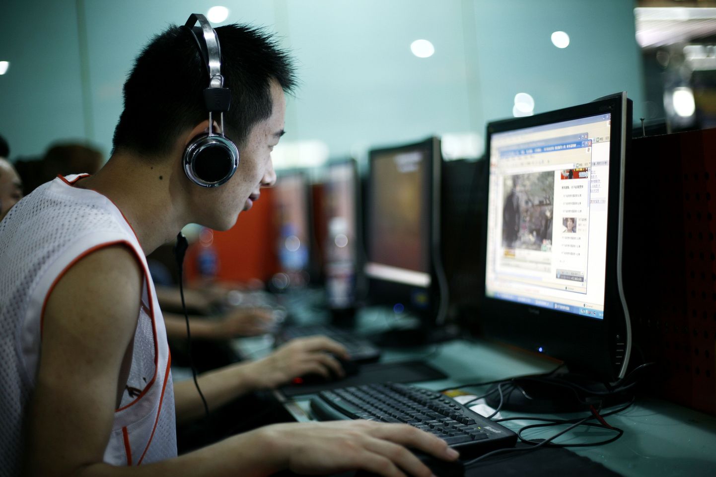 Hiina noormees Pekingi internetikohvikus.