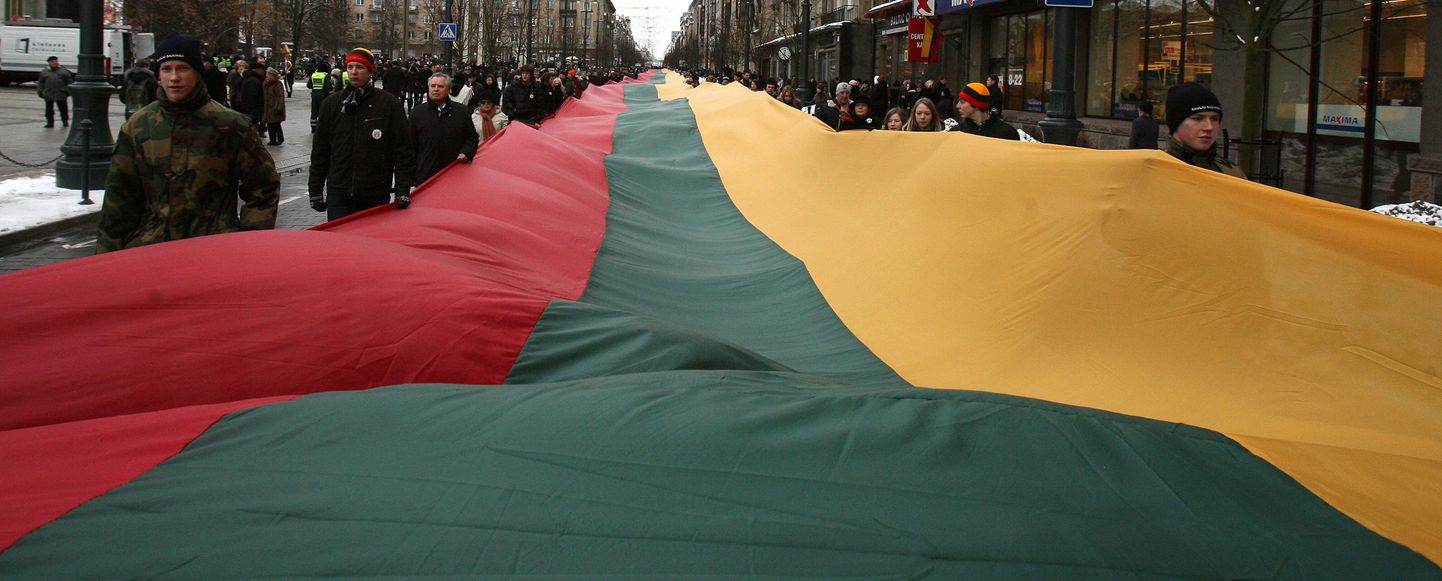 Tänavu jaanuaris meenutasid leedulased 20 aasta tagust Vilniuse veresauna sellega, et kandsid Katedraali väljakult Iseseisvuse väljakule 200-meetrise rahvuslipu.