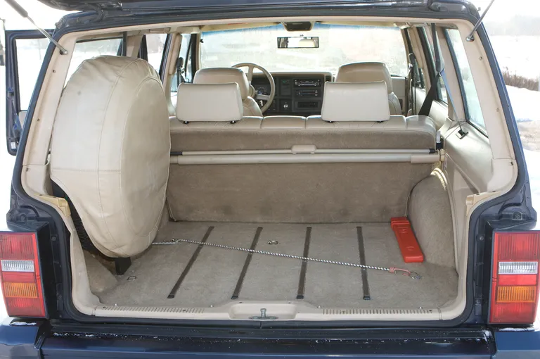 Jeep Cherokee sisevaade. Pilt on illustreeriv