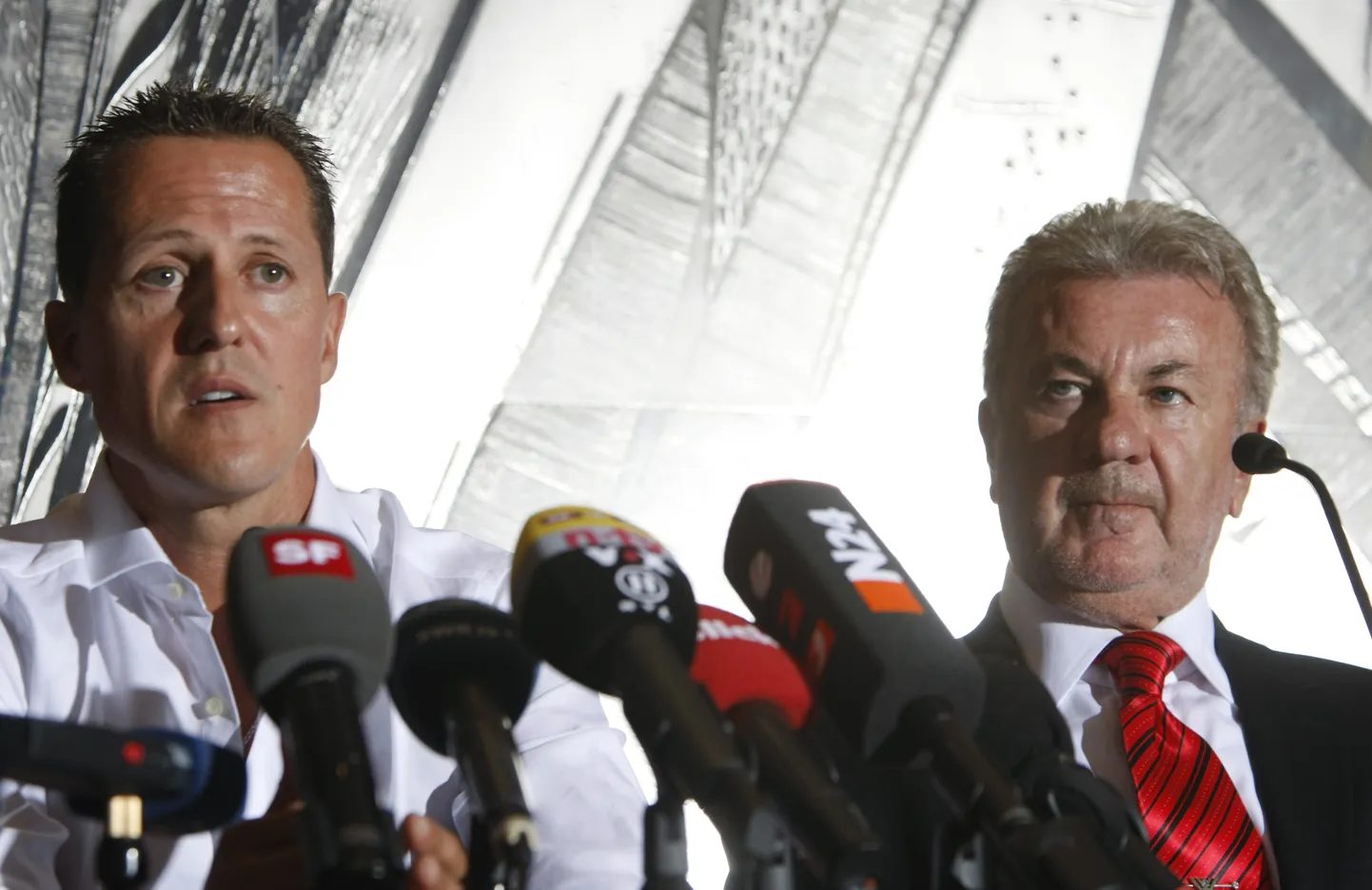 Michael Schumacher (vasakul) ja Willi Weber.