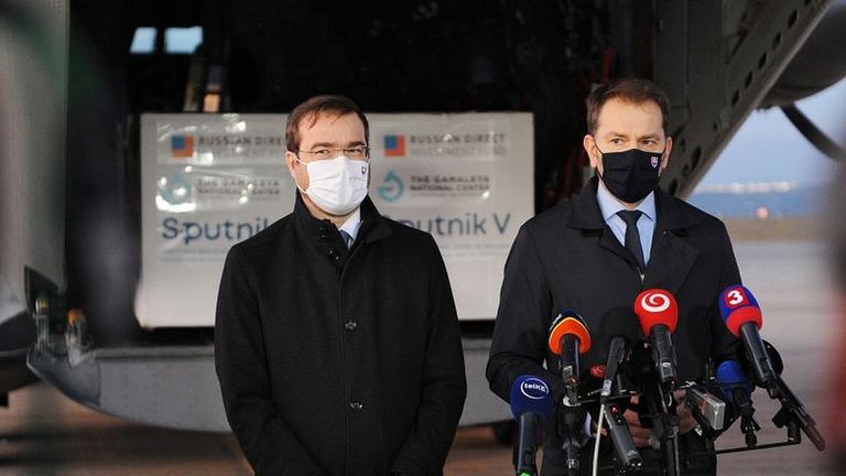 премьер-министр Словакии Игорь Матович и министр здравоохранения Марек Крайчи на брифинг по случаю прибытия партии "Спутника V"