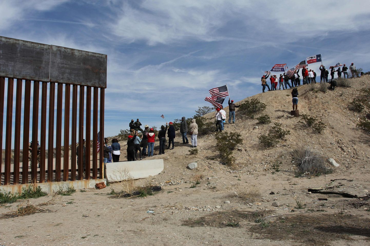 Vabariiklaste toetajad moodustamas laupäeval inimmüüri USA ja Mehhiko piiril Sunland Parki ja Ciudad Juareze juures, avaldades nii toetust president Donald Trumpi lubatud piirimüüri ehitamisele.